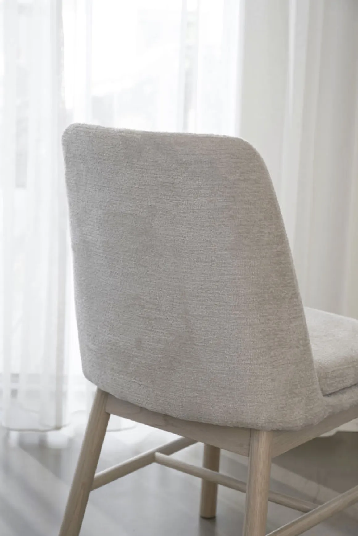 Amesbury stol ljusbeige tyg/vitpigmenterade ekben