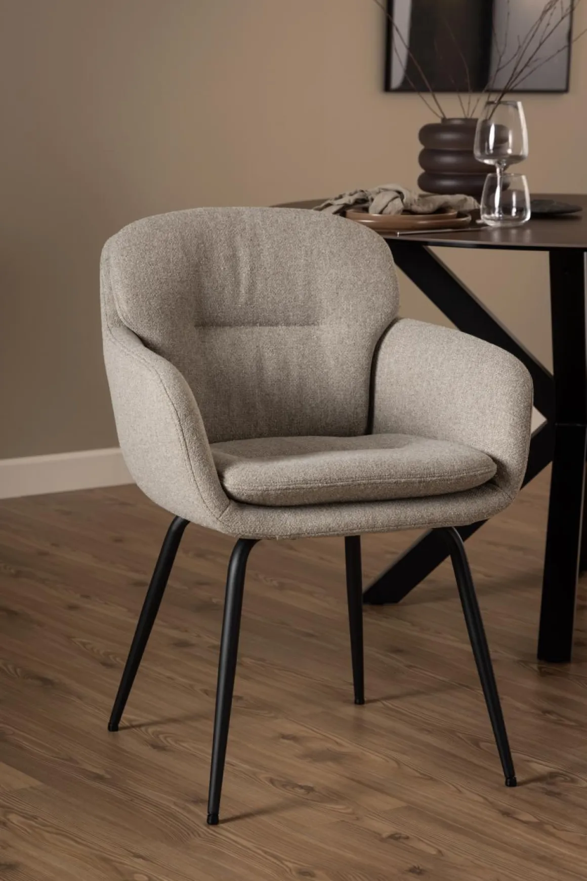 Dora karmstol – beige tyg