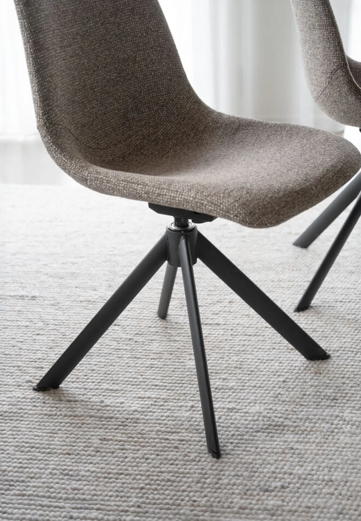Dunmore stol mörkbeige tyg/svart metall snurr-tilt
