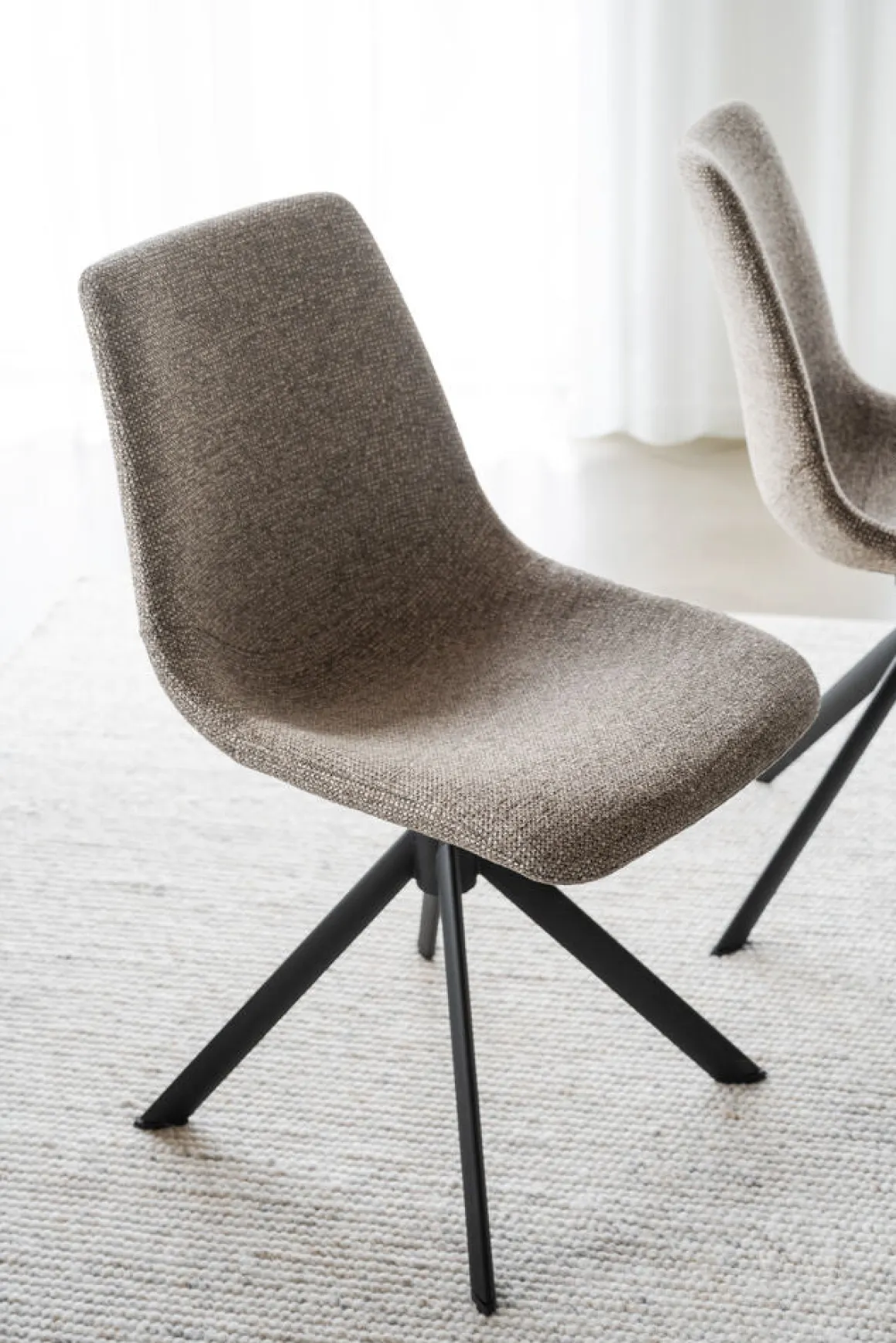 Dunmore stol mörkbeige tyg/svart metall snurr-tilt