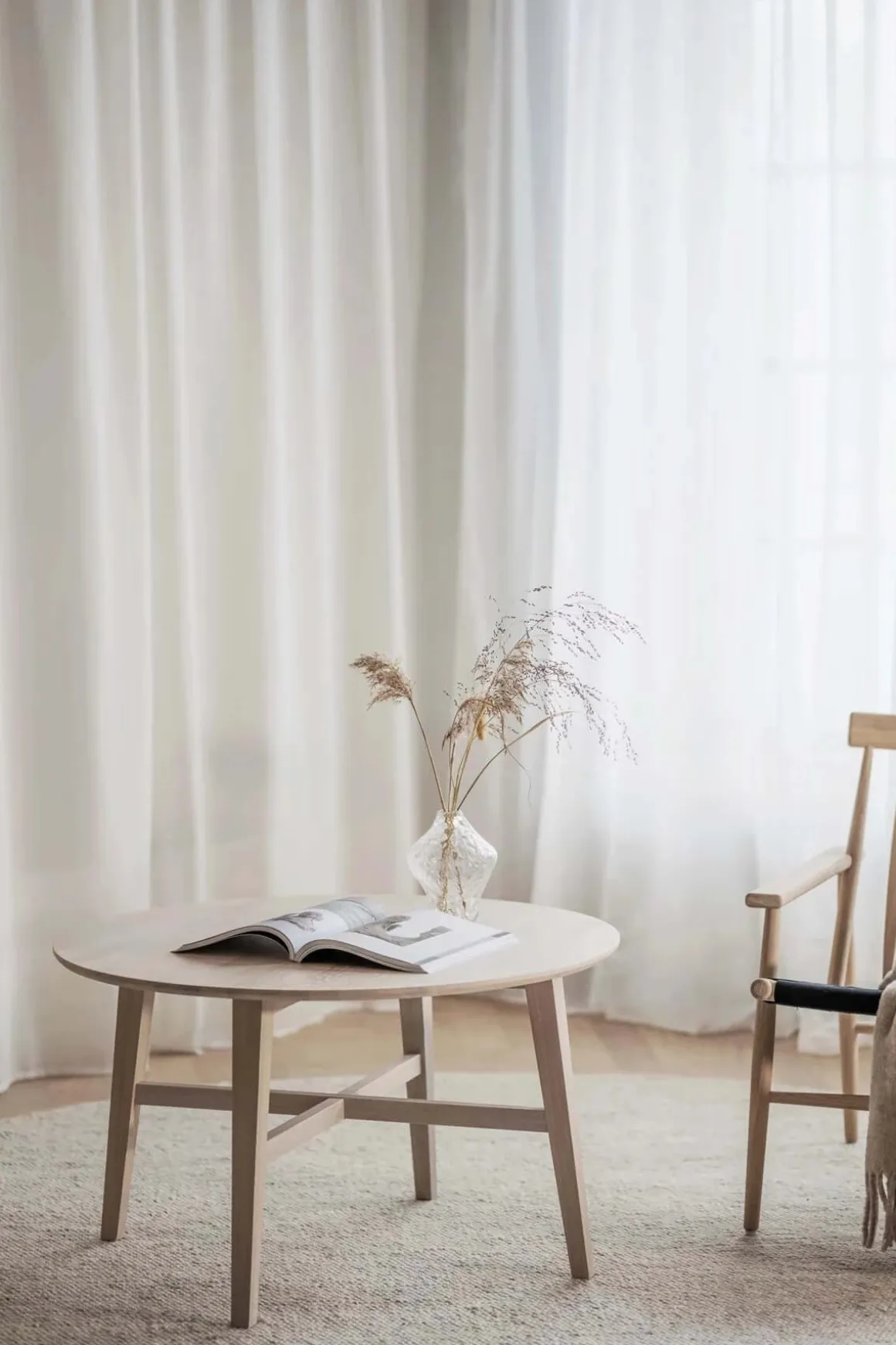 FILIPPA SOFFBORD RUND VITPIGMENTERAD