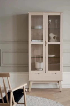 FILIPPA VITRINSKÅP VITPIGMENTERAD HÖG