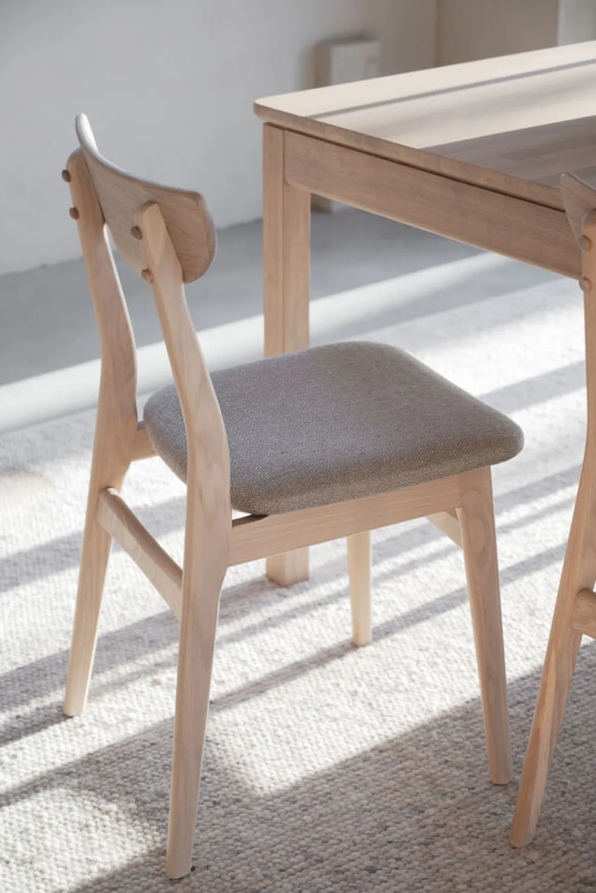Rodham stol vitpigment ek/grå-beige