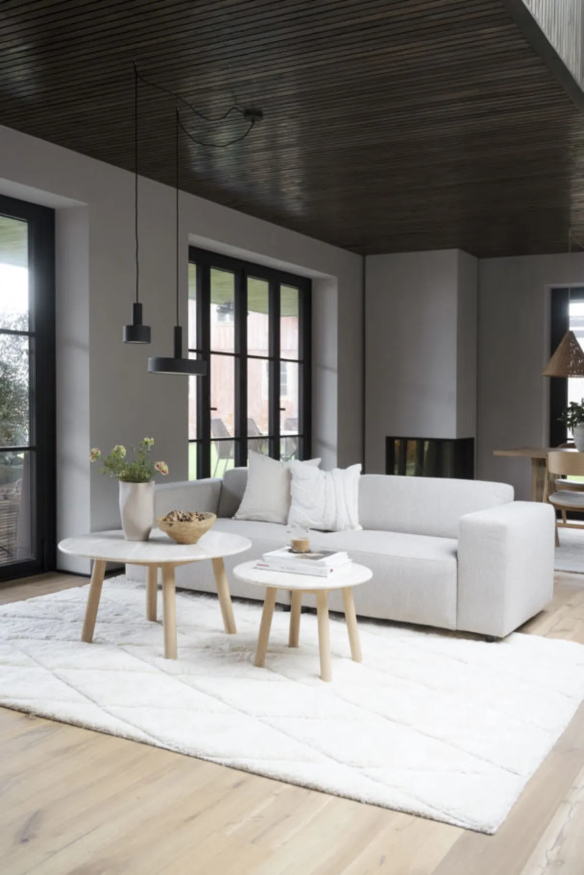 Taransay soffbord Ø60 beige travertin/vitpigmenterad ek